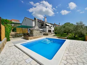 Apartment mit privatem Pool, Garten und Grill - Image 2