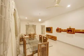 OYO Queen's Castle Near Sandhya Digital 4k Theatre - Image 3
