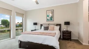 Modern family home with pool - Image 2