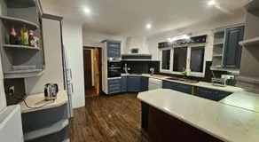 3-Bedroom Bungalow with Parking, Garden, WiFi & Jacuzzi Bath - Image 3