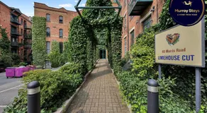 Large Industrial Style 2 Bedroom Apartment Short Term Rental & Flexible Renting Canary Wharf With Fr - Image 5