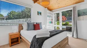 Ocean Views 20kms from CBD Sleeps 10 - Image 2