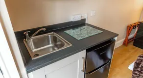 Roger Ground Guest House - with Onsite Car Parking - Image 2