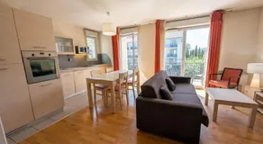 Bright two bedroom duplex apartment - Image 3