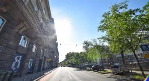 At queens - Image 4