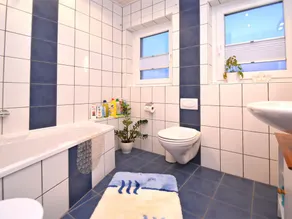 Bright apartment with private balcony and use of garden in the Weser Uplands - Image 2