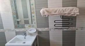 غرفة ماستر مع سريرين كبار وشاشة ومجلس - Image 4