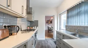 3 bedroom Shalom Sleeps 5 - Ideally Located in Hull- 2 Mins walk to Vibrant Newland Ave - Image 3