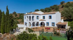Beautiful Home in Sayalonga With Wifi and 6 Bedrooms - Image 5