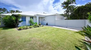 Beach House Getaway - Stylish, Kms of Beach ZA1 - Image 4