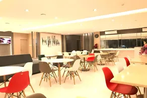 Front One Hotel Gresik - Image 4