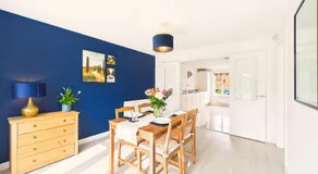 Modern 4-Bed Home with Garden and Parking - Image 2