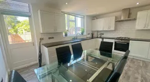 Spacious 4-Bedroom House - Garden & Free Parking - Image 4