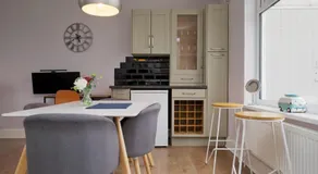 London Road Villa - Free Netflix, Private Parking, WiFi & Private Garden - Image 4
