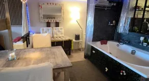 Love-room Discret 40 m2 Bormes les mimosas village avec Terrasse - Image 3