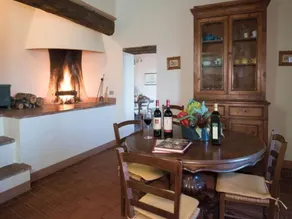 Apartment in Tuscany with Stunning Hilltop Views - Image 1