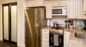 Renovated Studio, steps to MGH, Suffolk, Sleeps 4 - Image 3