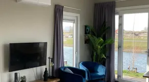 Tiny vakantiehuis aan het water met eigen steiger en airco - Image 2