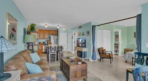 Dreamy Condo 2 minute walk to Beach w King Size Bd - Image 2
