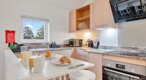 2 Bedroom City Centre Apartment with Free Parking - Image 4
