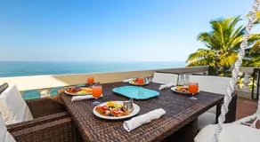 Tres Sirenas Beach Inn - Image 3