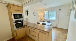 Spacious Comfortable 3-Bed Home - Private D… - Image 3