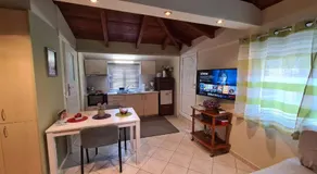 Semelia & Maria's Guest House - Spacious Stay for 3 - Image 2