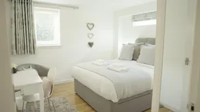 Croft House Apartments - Scenic Edge, Parking, Sleeps 4 - Image 2