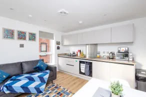 Copper Beech by Alt-Stay Contractor Accommodation - 2 Bed Contractor Home With Parking, Wi-Fi & Full Kitchen - Ideal For Long stays - Image 3