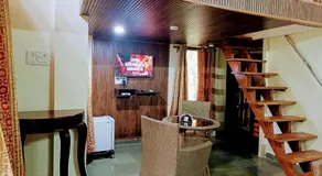 NivaantatVicharays Palm View Family Room - Image 3