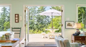 Comfy Coastal Cottage by AvantStay - Image 3