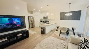 Modern 4BDRM Home-1 King Bed- 3 Queen Bed Main Suite - Image 2
