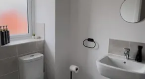 Beautiful Private Ensuite Minutes to city centre - Image 5