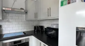 Quiet 2-Bed with Private Garden and Drive - Image 4