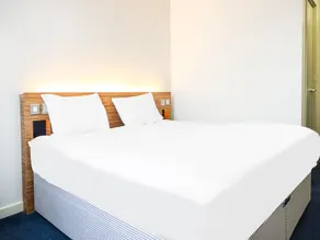 Deluxe Double Room - Image 5