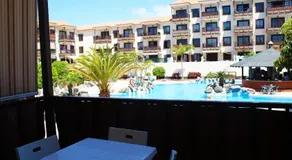 Mar y piscina en Costa del Silencio - Image 2