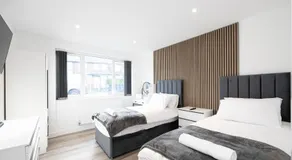 Modern 5-Bed Home EV City Centre 10 min - Image 2