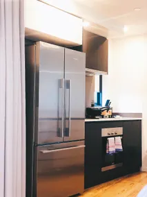 Spacious River Front 2 Bed Apt Central Location - Image 2