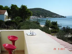 Lush studio apartment by the beach - Image 3