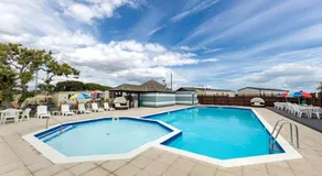 Romantic Seaside Chalet Retreat Solent Breezes - Image 3