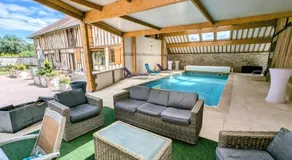 Logements calmes avec piscine, jardin et parking - Image 2