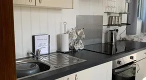 Tides Reach, Deluxe Shepherds hut 1, 100m from the Beach - Image 3