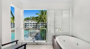 Oceanfront Penthouse Apartment Beach Club Palm Cove - Image 4