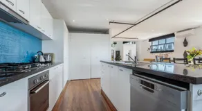 Ombygget loftlager med aircon, bad, parkering, studie og tagterrasse - Image 4