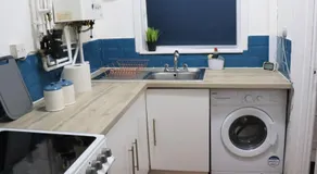 Peaceful 2 Bed House FREE WiFi and Parking - Image 2