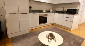 Modern Serviced 1 Bed Apartment - Sleeps 3 Near Heathrow, Thorpe Park, Windsor Castle - Staines TW18 London - Image 2