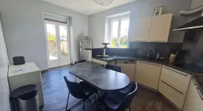 Grand gîte tout équipé à la ferme, idéal pour familles et amis, avec terrasse et proche de loisirs - Image 3