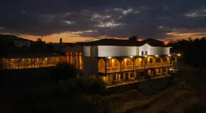 Chrysorama Rooms-Golden Vision - Image 5