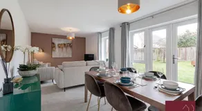 Bracknell - 4 Bed House - Garden - Image 2