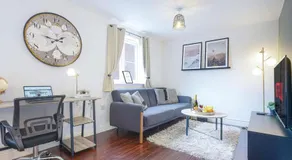 Beautiful Apartment - Close to City Centre - Free Parking, Fast Wifi, SmartTV with Sky TV and Netflix by Yoko Property - Image 2